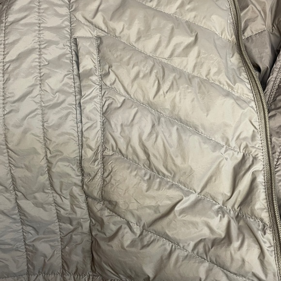 London Fog Women’s XL Light Gray Quilted Jacket. - Picture 12 of 13